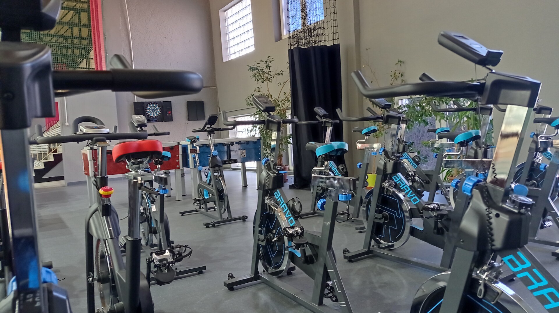 sala rekreacyjna, rowery do indoor cyckling, piłkarzyki, tarcze do darta
