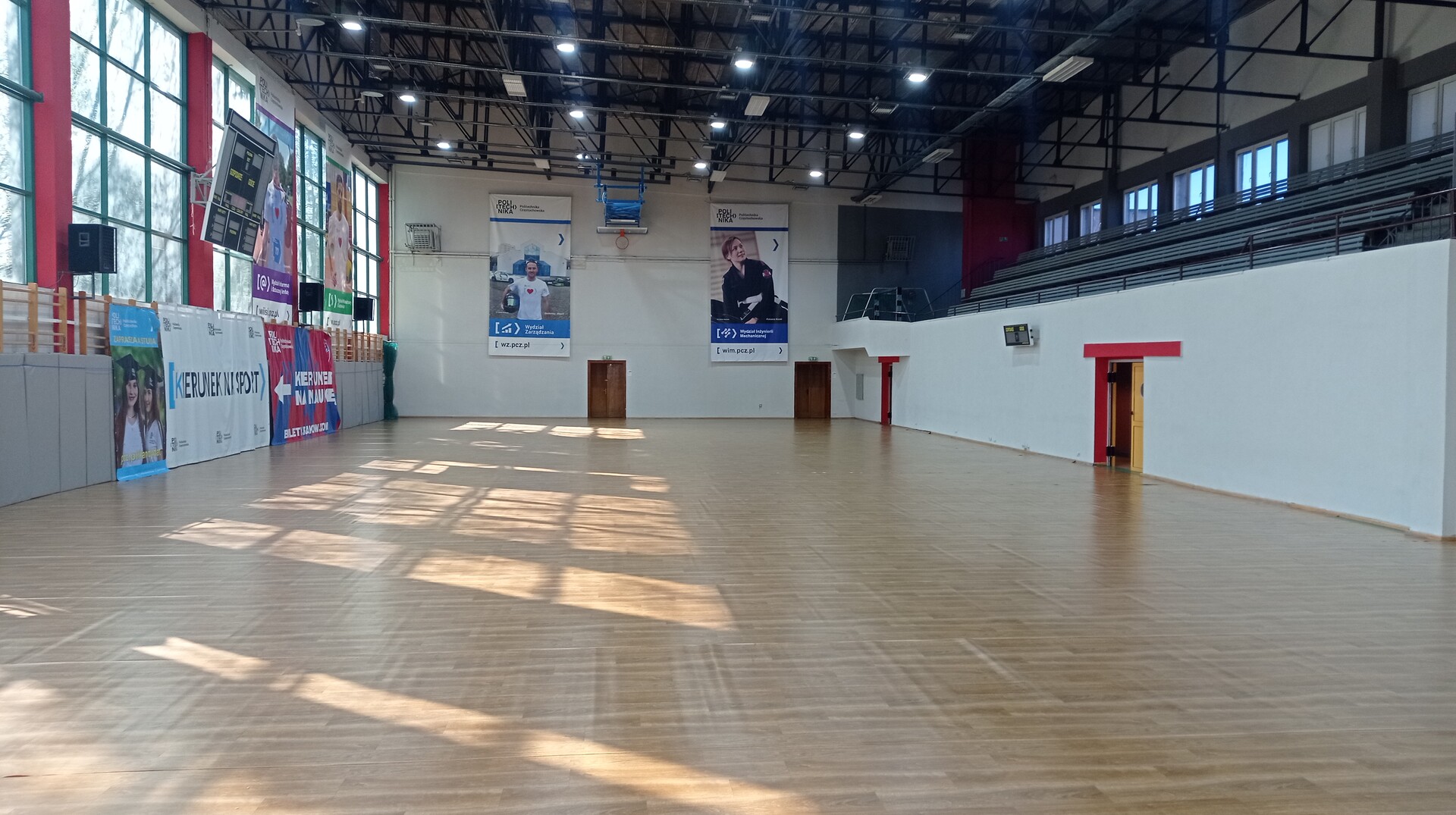 sala sportowa z wykładziną zabezpieczającą parkiet