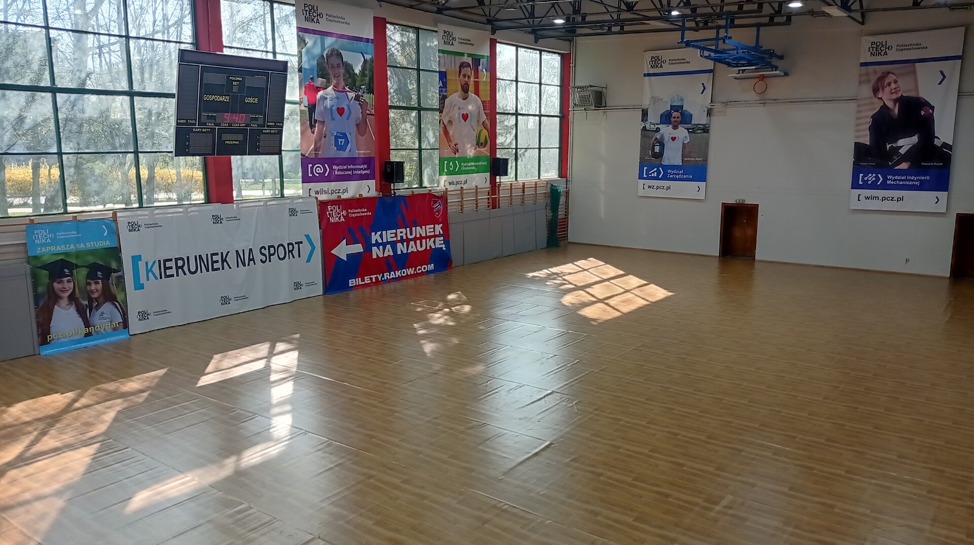 Sala sportowa z wykładziną zabezpieczającą