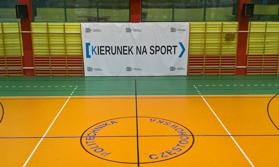zdjęcie wnętrza hali sportowej z banerem z napisem kierunek na sport